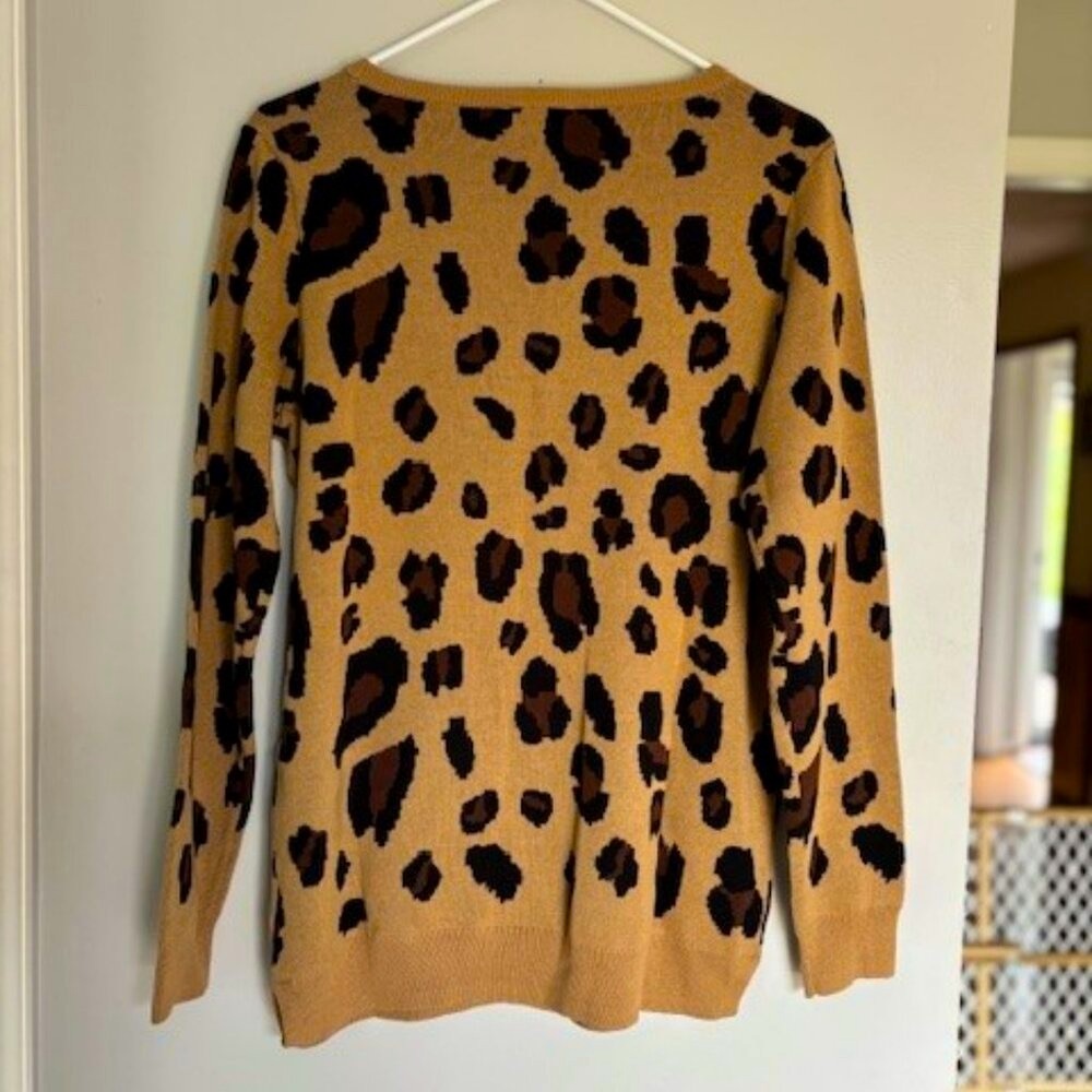 🐆 NWOT stylish and warm leopard print sweater 🐆 - Picture 3 of 7